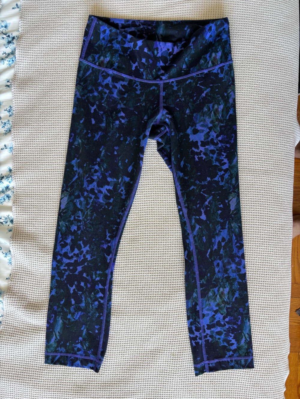 Lululemon purple black size 4 abstract cropped leggings